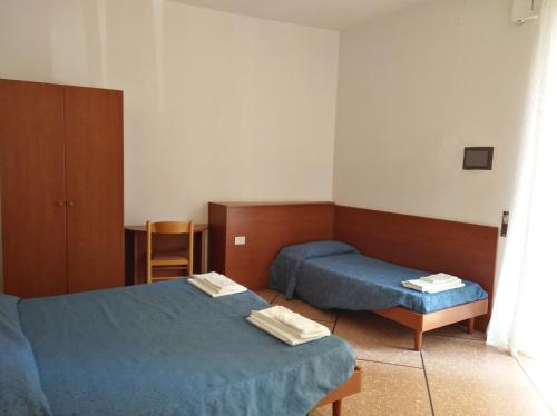东塞斯特里叙伊斯酒店的酒店客房设有两张床和一张桌子。