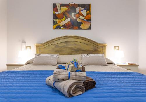 玛丽娜迪曼卡维萨Dimora Smeraldo的一间卧室配有带毛巾的床