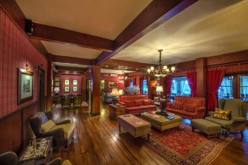 格拉玛多卡萨达蒙塔纳酒店的客厅配有家具和吊灯。