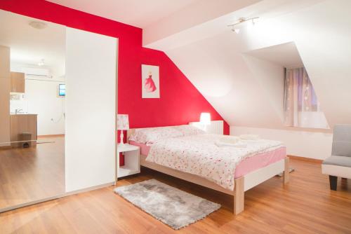 斯诺基Apartments Petra的一间卧室设有一张床和红色的墙壁
