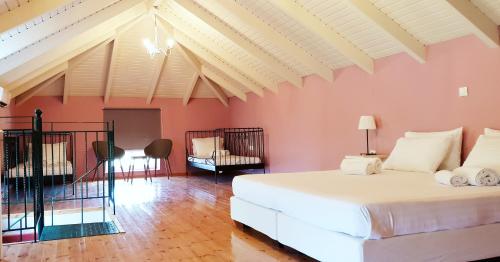里科索翁Kefalonia Private Paradise的卧室设有白色大床和粉红色的墙壁