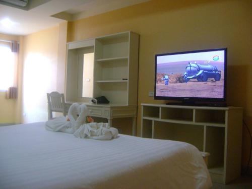 清莱普洛伊普乌公寓的一间卧室配有一张床和一台平面电视