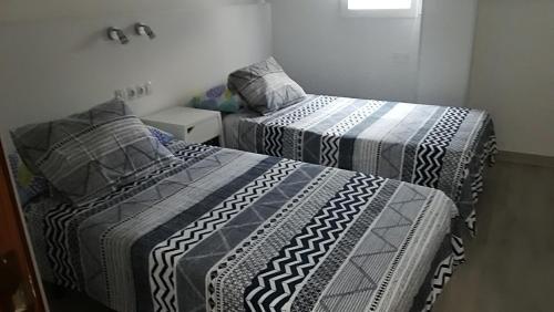 阿里纳加casa quintana的小型客房配有两张床,