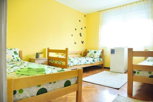 尼什PRENOĆIŠTE PILOT的一间卧室设有两张双层床和一扇窗户。