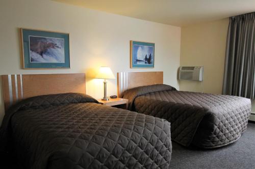 西沃德微风汽车旅馆的一间酒店客房,房间内设有两张床