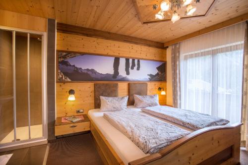 盖洛斯Pension Alpengruss的一间带床的卧室,位于带窗户的房间内