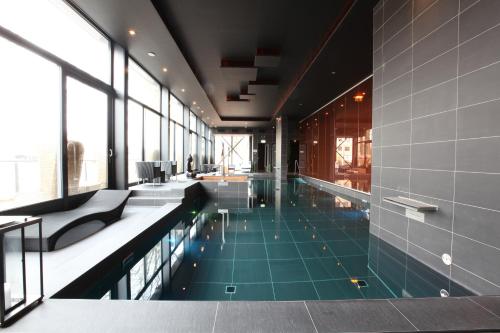 赖斯韦克Hotel & Spa Savarin - Rijswijk, The Hague的一座大楼中央的游泳池
