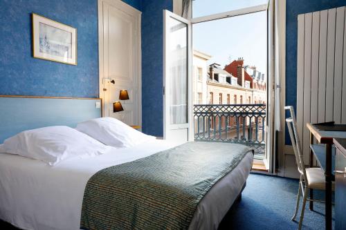 亚眠鲁尼维斯超豪华酒店的酒店客房设有一张床和一个大窗户