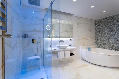 佛罗伦萨斯帕戴酒店的带淋浴、浴缸和盥洗盆的浴室