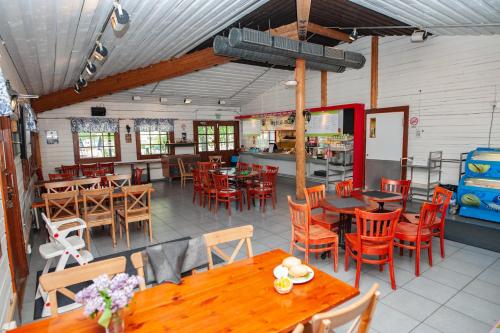 库奥皮奥劳哈拉赫蒂度假村的一间空餐厅,配有木桌和椅子