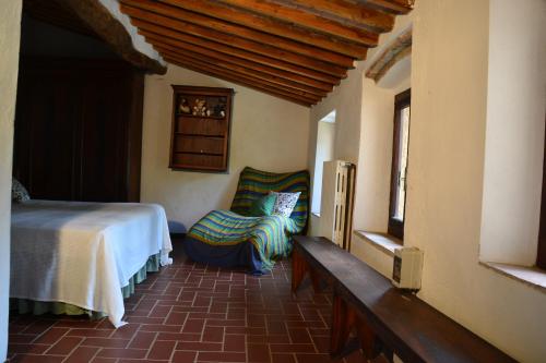 卡夏纳泰尔梅Piccozzo agritour的卧室配有床、椅子和窗户。