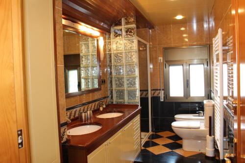 ArenApartamentos Turísticos Can Rocamora的一间带两个盥洗盆和卫生间的浴室