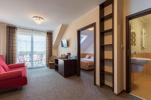 弗瓦迪斯瓦沃沃威拉格维特旅馆的酒店客房设有红色的沙发和浴室。