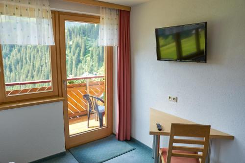 达米尔斯德博富酒店的客房设有带电视和书桌的阳台。
