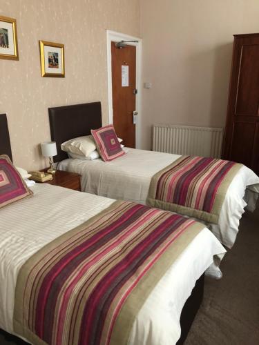 道格拉斯海德罗酒店的酒店客房带两张床,带色彩缤纷的毯子