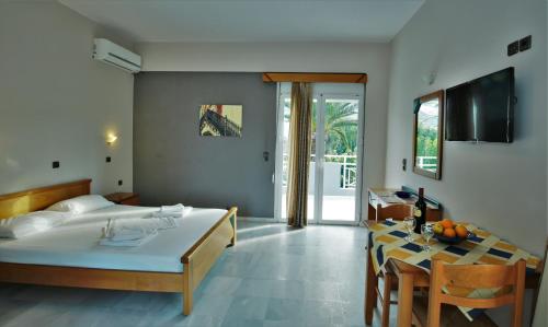 耶奥伊乌波利斯雅典娜酒店的一间卧室配有一张床,另一间用餐室配有桌子