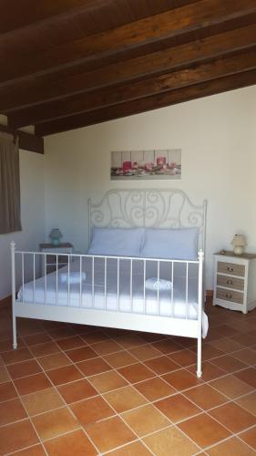 塔维亚诺Gallipoli lato sudChalet Pesco的配有木制天花板的客房内的白色床