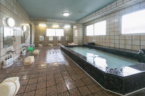 松荣第2日式旅馆内部或周边的泳池