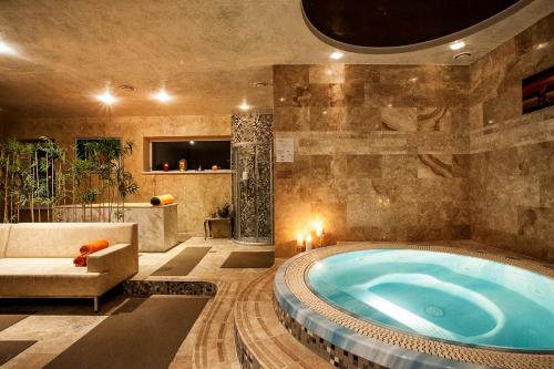 克莱佩达克莱佩达亚拉腊全套房酒店的一间带按摩浴缸的大浴室