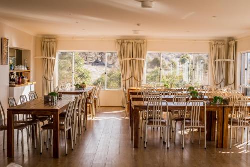 金德拜恩Panorama Jindabyne的用餐室设有桌椅和窗户。