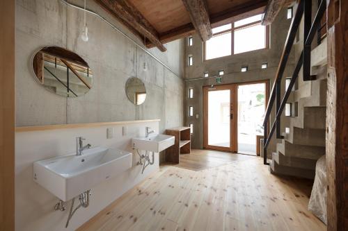 上田市赛诺苏旅舍的一间带两个盥洗盆的浴室和一个大窗户