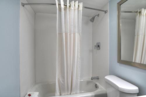 加特林堡Gatlinburg River Inn的白色的浴室设有淋浴帘和卫生间。