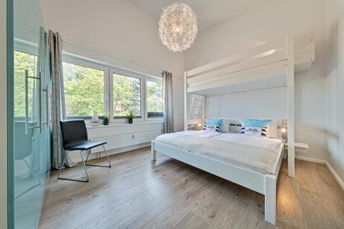 费马恩Ferienwohnung Meeschendorf的一间卧室配有一张床、一把椅子和窗户。