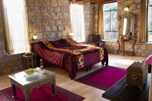梅图拉Beit Shalom Historical boutique Hotel的一间设有床铺和桌子的房间