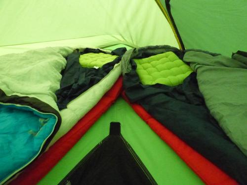 Massatdtente sky lodge的帐篷顶上堆着的衣服