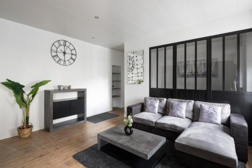 圣马洛Zen et design, proche Cité Corsaire的带沙发和壁炉的客厅