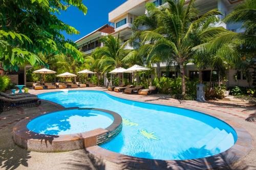 涛岛涛岛泰安度假酒店的棕榈树和遮阳伞度假村的游泳池