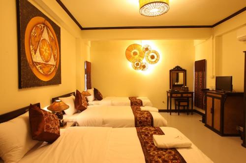 美塞坤侃宾馆的酒店客房设有四张床和电视。