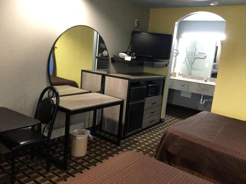 圣安东尼奥海洋世界豪华酒店及套房的小房间设有书桌和镜子