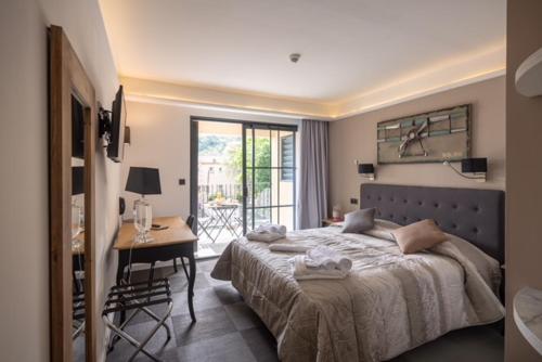 科尔特Casa di a Restonica的一间卧室配有一张床、一张桌子和一张书桌