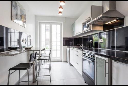 Charmant appartement avec terrasse dans villa的厨房或小厨房