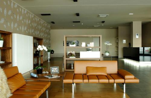 奥西莫G Hotel Ancona的客厅配有沙发和桌子