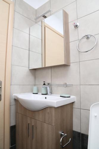 克拉默特House for Relaxing Vacations的一间带水槽和镜子的浴室
