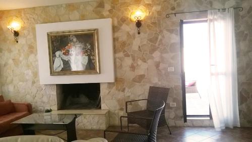 加拉托内Casa Elda的客厅设有壁炉和墙上的绘画作品