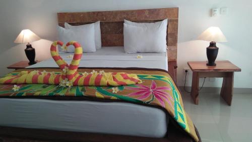 艾湄湾艾湄海洋度假村的一间卧室配有一张带薄纱的床