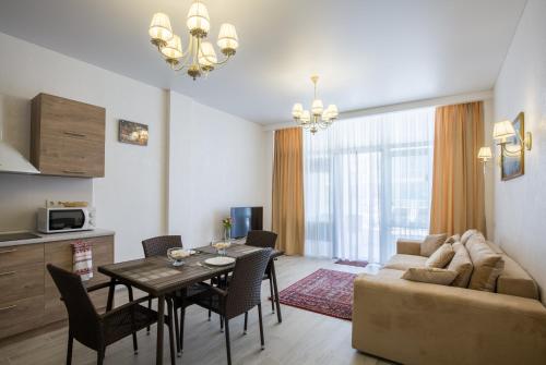 卡罗利诺-布加兹Gold Bugaz Apartment near the sea的客厅配有桌子和沙发