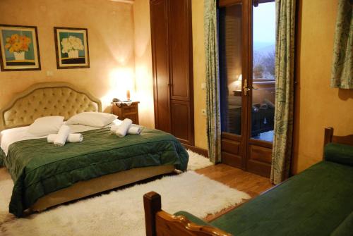 Voútiron弗吉尼亚别墅酒店的一间卧室配有一张带绿床罩的床