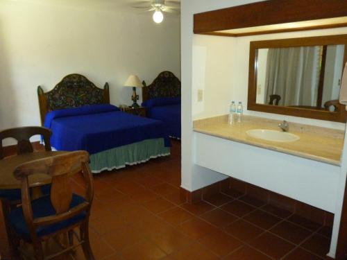 瓦哈卡市Hotel Hacienda的一间带水槽、床和镜子的浴室