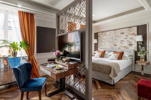 科莫Vista Palazzo - Small Luxury Hotels of the World的酒店客房配有一张床、一张书桌和一台电脑