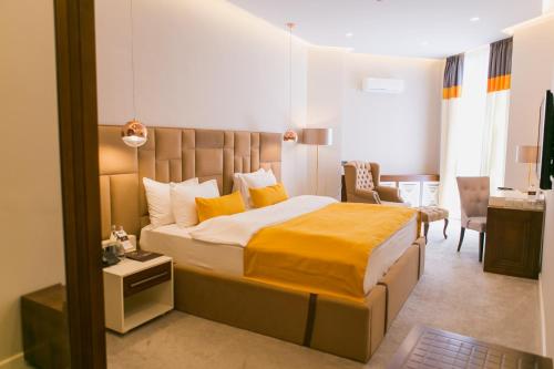 阿拉木图哈萨克斯坦酒店的一间卧室配有一张带黄色毯子的大床