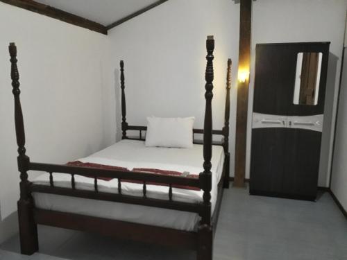 外南梦番禺民宿的一间卧室配有一张床和镜子