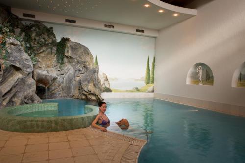 Dolomites Wellness Hotel Savoy内部或周边的泳池
