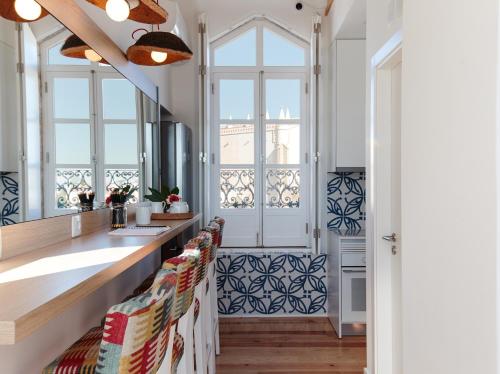 埃武拉Heaven Inn Suites & Terrace的厨房设有水槽和窗户。