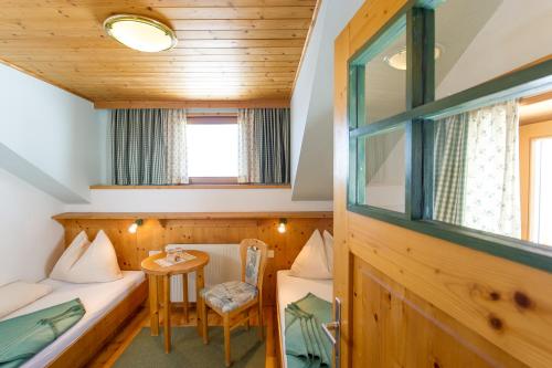 德劳塔尔贝格瑟特乐格斯阿而帕弗菲丽恩斯瓦特酒店的小房间设有两张床和一张桌子