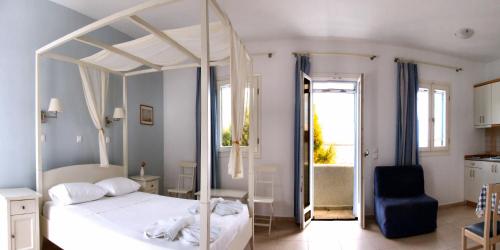 里瓦的亚梦之岛公寓式酒店的一间带白色天蓬床的卧室和一间浴室
