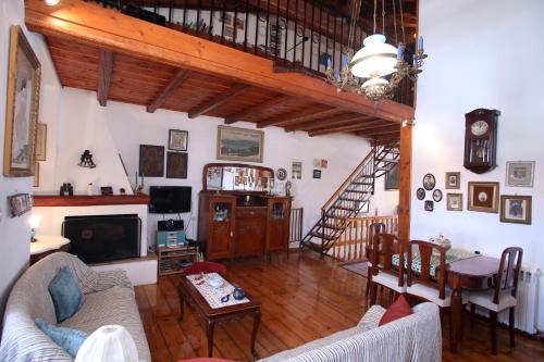 加拉希德松Traditional House的带沙发和电视的客厅以及楼梯。